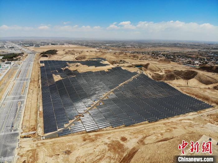 圖為該項(xiàng)目配套的10MW光伏發(fā)電場。　楊艷敏 攝