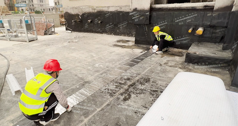 鋪設(shè)排水槽 鋪設(shè)排水槽