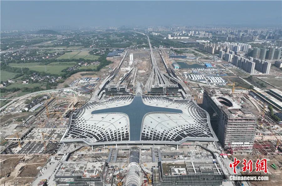 2022年4月，航拍杭州西站屋頂的光伏組件。杭州西站光伏發電項目面積1.5萬平方米，建成后預計年均發電量達231萬度，每年可節約標準煤830余噸，減少二氧化碳排放量2300余噸。中新社記者 王剛 攝