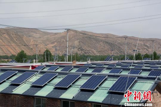 資料圖為青海東部地區分布式光伏電站。羅云鵬攝